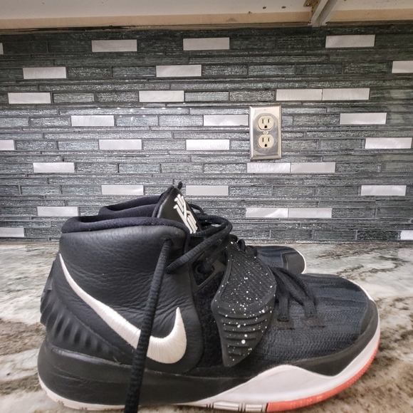 Kyrie Irving's 7y - Picture 3 of 6